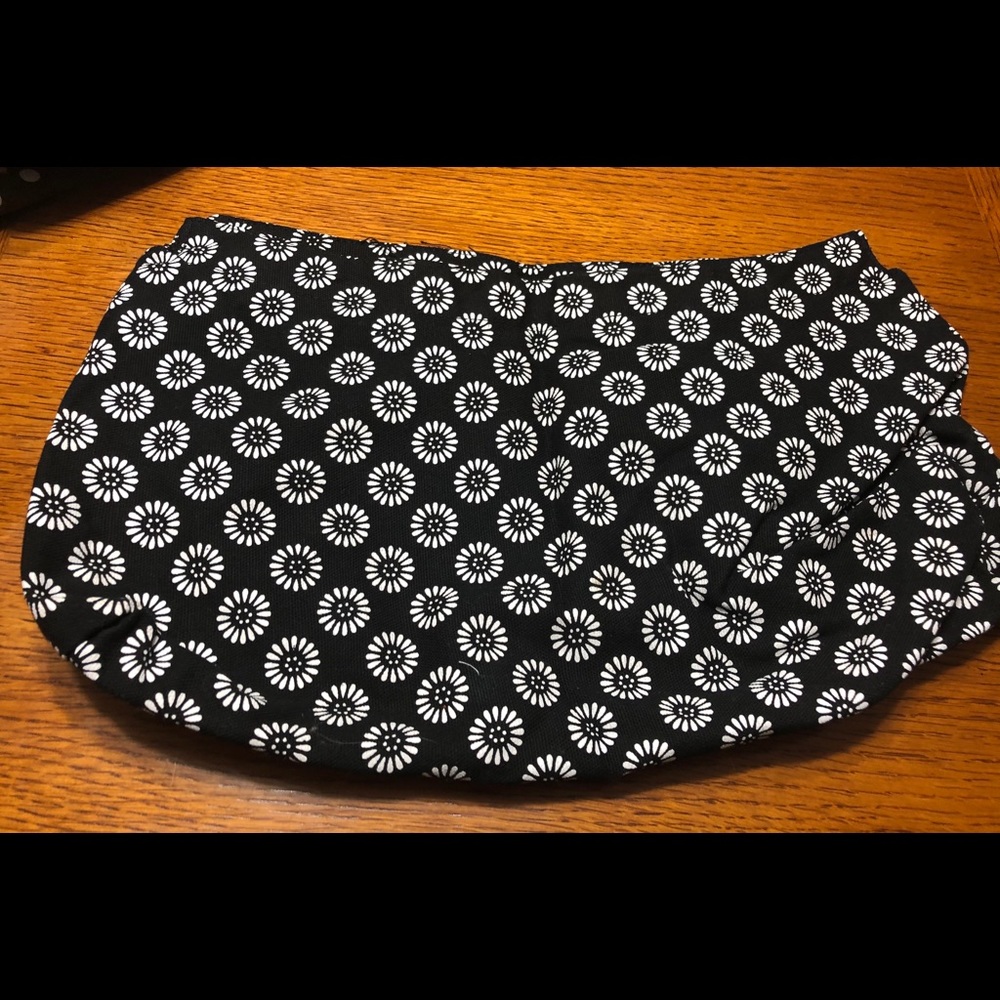 EUC Thirty-One Daisy Medallion Purse Skirt
